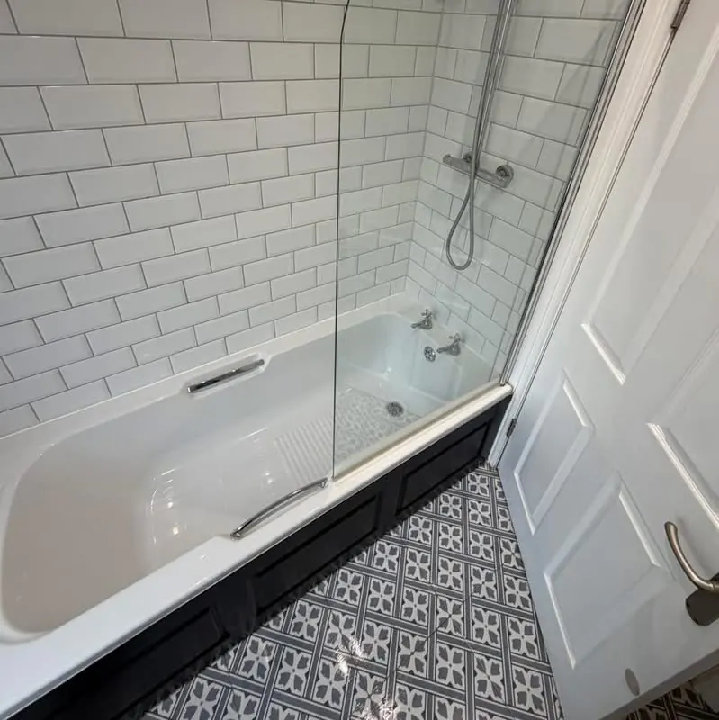 White metro tiled bathroom and bath cleaned and descaled